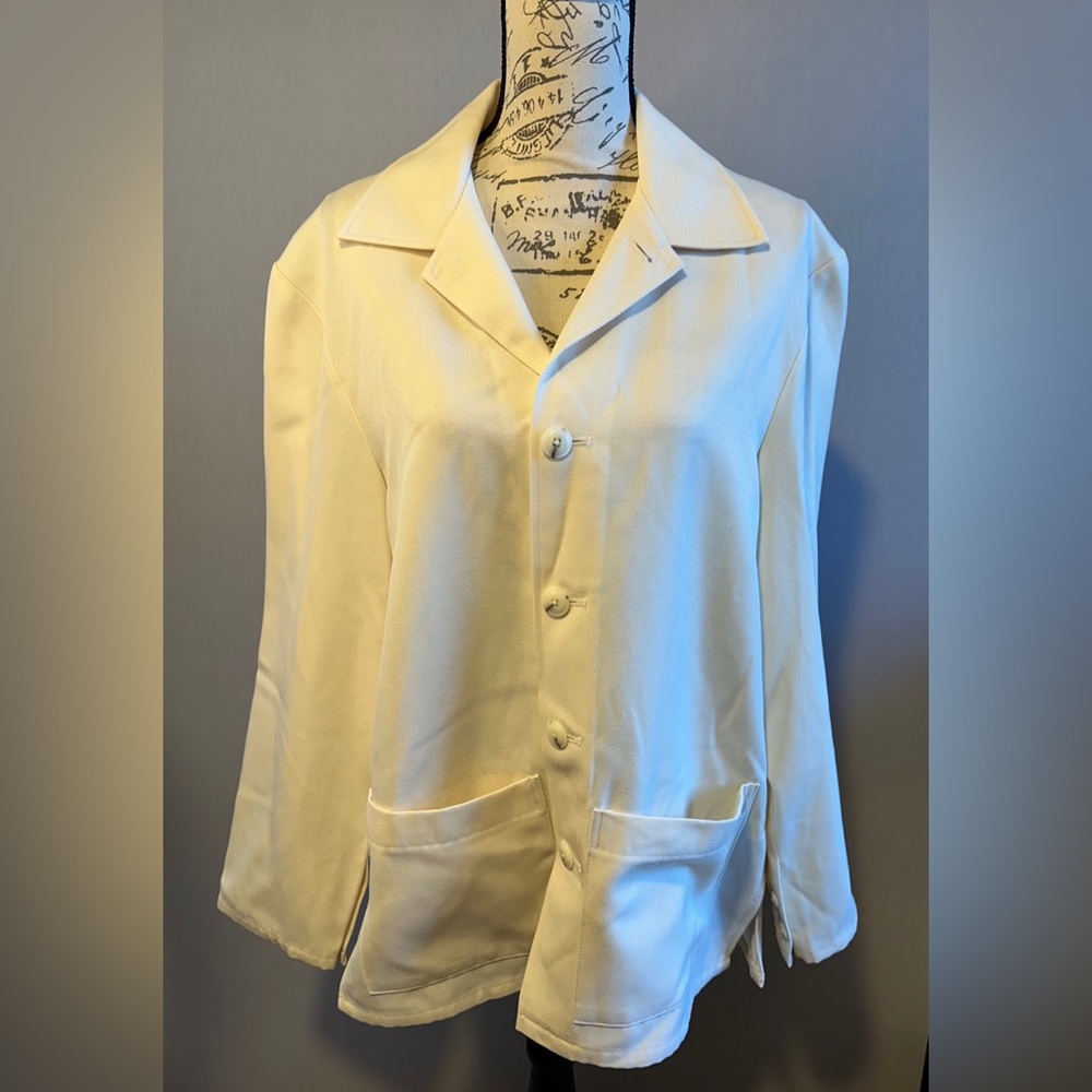NWOT Al Coro Womens Cream Blazer with nice big front pockets. Size L.